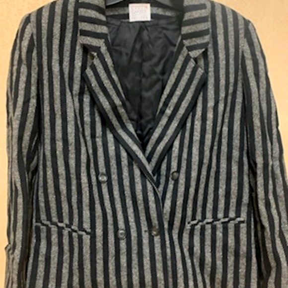 Cute blazer to wear to work or out. - Picture 1 of 4